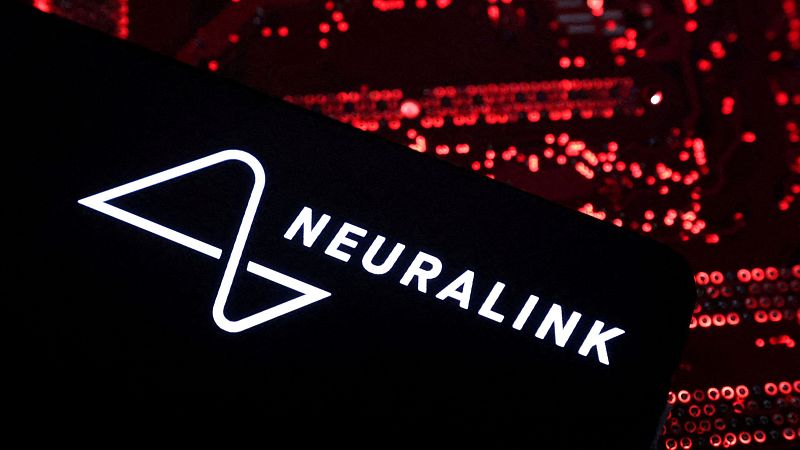 Neuralink recibe la autorización para probar un chip cerebral que permite mover brazos robóticos