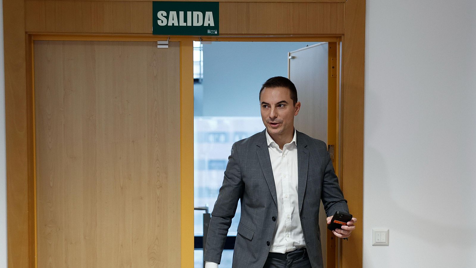  Lobato no dimite y denuncia el "linchamiento" de "dirigentes" del PSOE | Ver