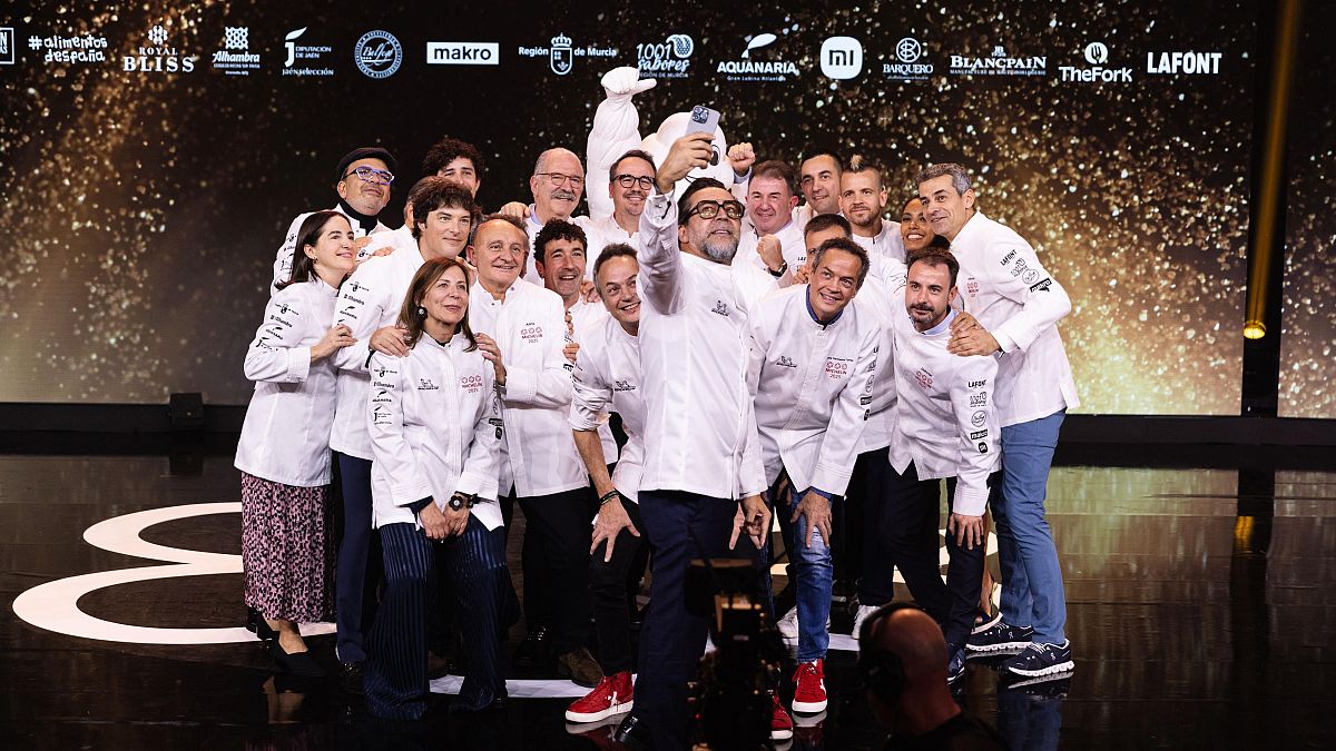 Los chefs posando en el escenario de la Gala de la Gua Michelin 2025.