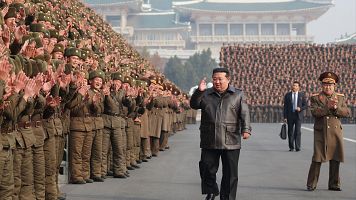 El lider de Corea del Norte, Kim Jong-un, saluda a comandantes de su ejrcito durante un desfile