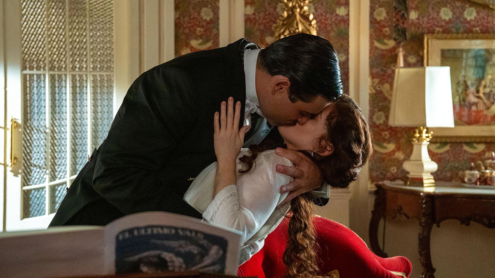 La Promesa: El apasionado beso de Manuel y María Fernández - La promesa | Ver