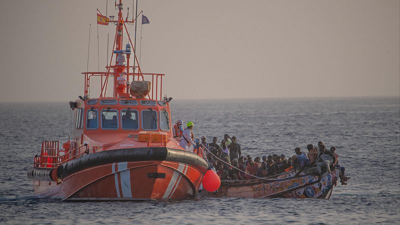 Al menos dos muertos, siete desaparecidos y dos rescatados en el naufragio de una patera en la costa de Adra, Almería