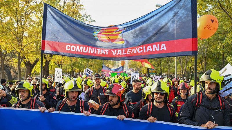 Bomberos de toda España marchan en Madrid para denunciar la "descoordinación" que sufren ante tragedias como la DANA