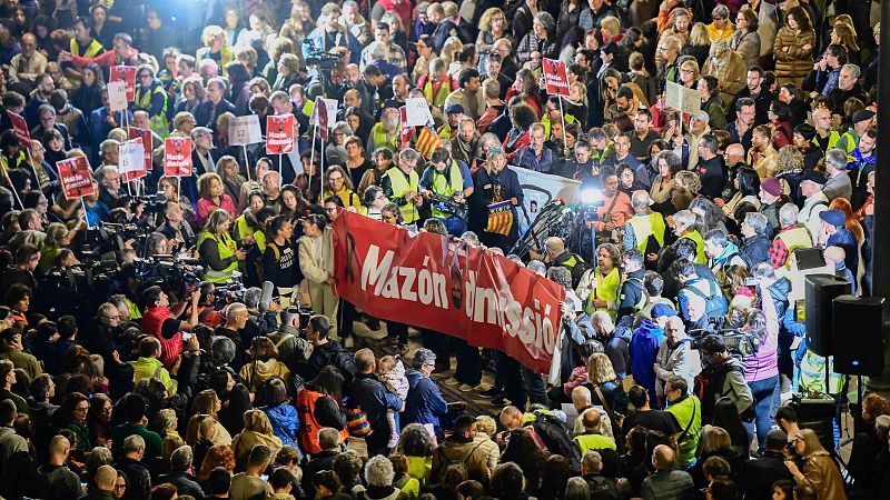 Miles de personas se manifiestan en Valencia para denunciar la gestión de la DANA y piden la dimisión de Mazón