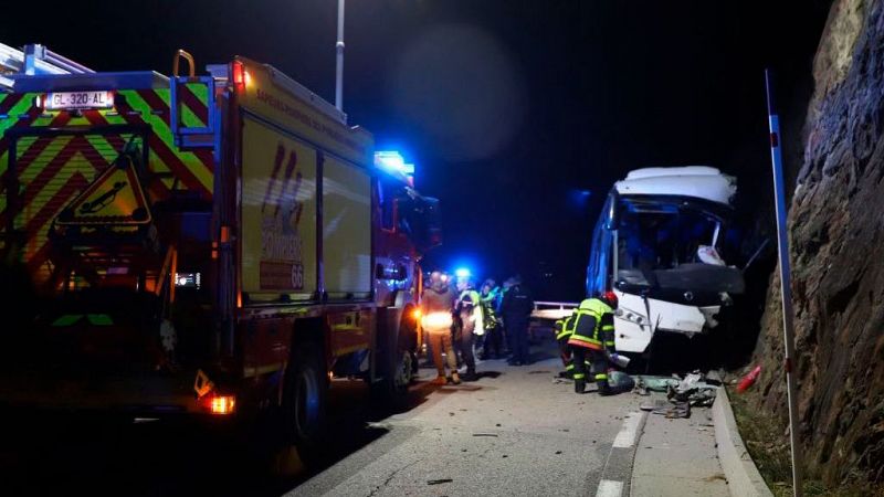 Una decena de personas continan graves tras el accidente de autobs que ha dejado dos muertos en Francia