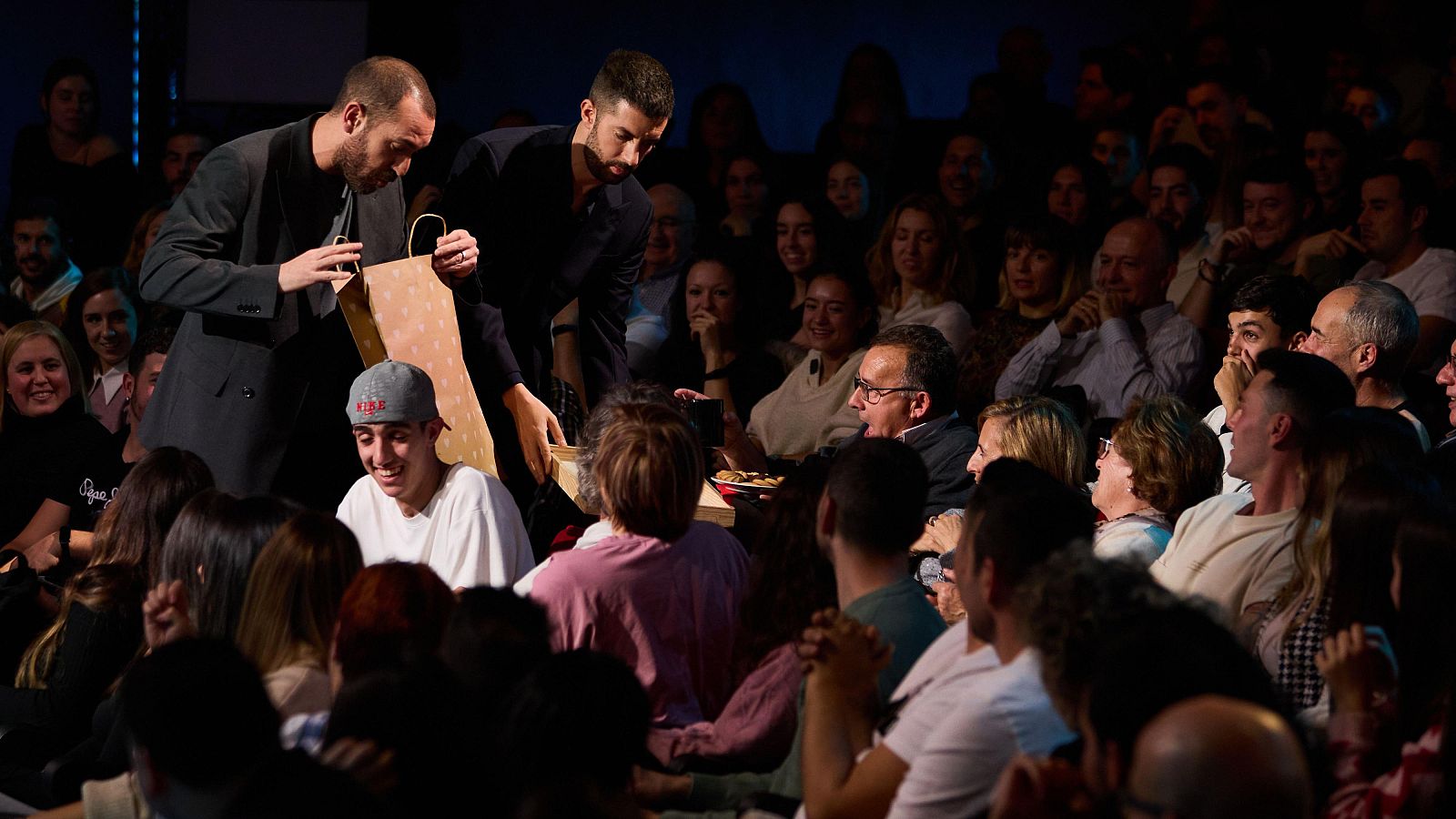 La Revuelta | Broncano convierte en risa el enfado de Lola 2/12/24 - La Revuelta | Ver