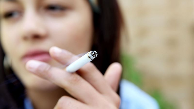 España registra el mínimo histórico en el consumo de tabaco y un 67% de los fumadores se ha planteado dejarlo