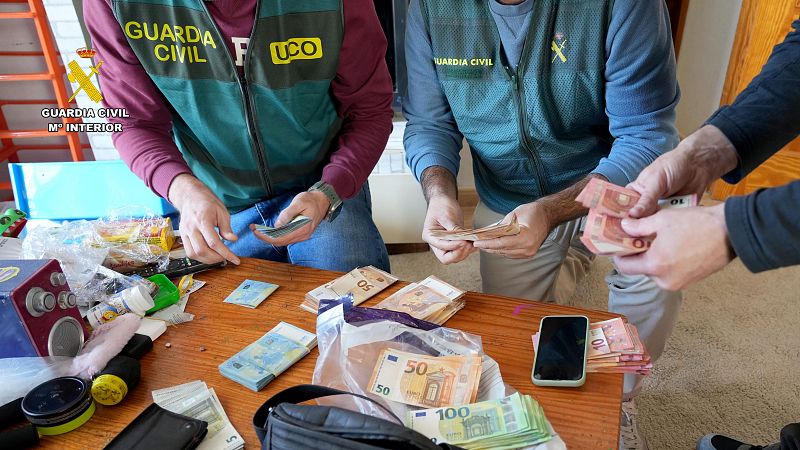 Detienen a siete miembros de una banda criminal que robaba en cajeros automáticos con 'camiones pluma'