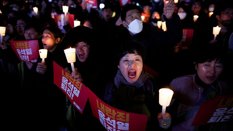 Los partidos de la oposición de Corea del Sur presentan una moción para destituir a Yoon