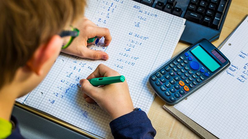 Los alumnos españoles, a la cola en matemáticas y ciencias al inicio de la ESO