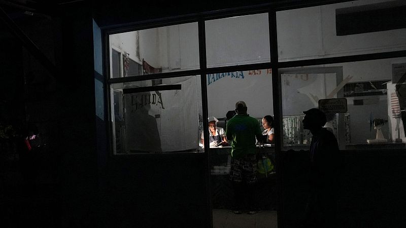Millones de cubanos permanecen sin corriente en el tercer apagón nacional en dos meses