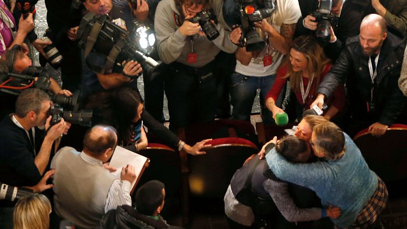 Los medios rodean a una señora que creía que le había tocado el cuarto premio del Sorteo de Navidad en 2015