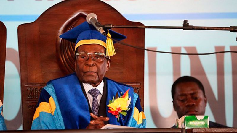 Mugabe reaparece en medio de las presiones militares para que dimita