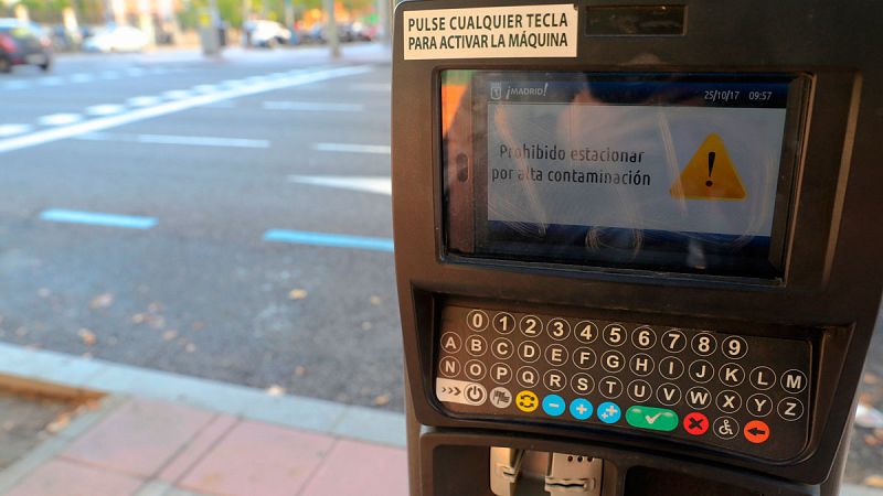 Madrid prohíbe aparcar este sábado en el centro y mantiene el límite de velocidad por la contaminación
