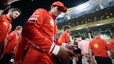 El piloto Carlos Sainz durante un entrenamiento con su Ferrari en el circuito Yas Marina de Abu Dabi.