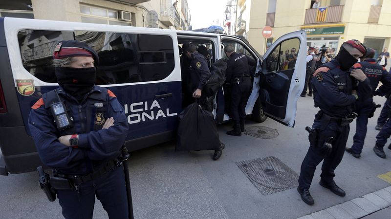 Dos detenidos por amenazar en redes a agentes desplegados en Cataluña por el 1-O