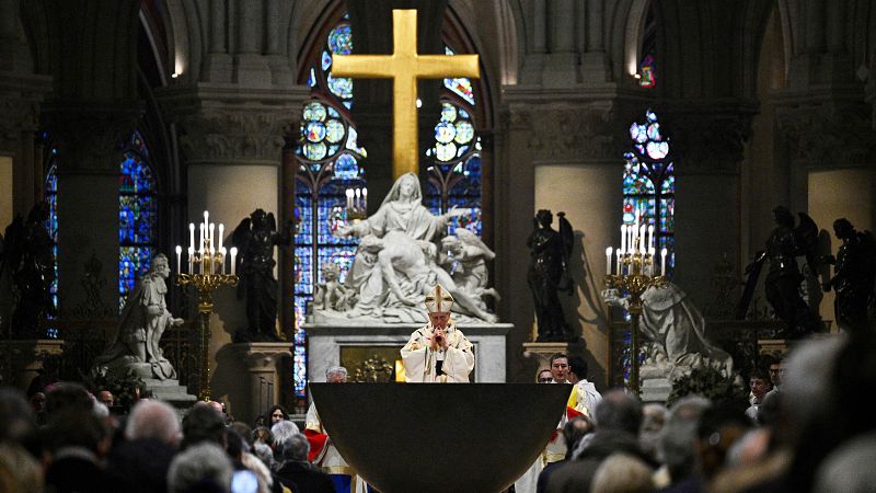 El arzobispo de París celebra la primera misa en la Notre Dame restaurada: "La pena de abril de 2019 queda borrada"