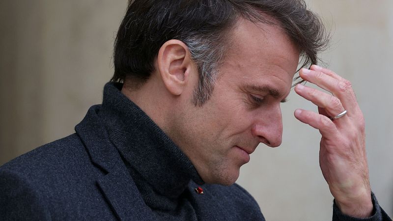 Macron busca un nuevo primer ministro y descarta negociaciones con Mélenchon y Le Pen