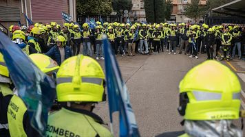 Bomberos durante una concentracin para reclamar el cese del jefe de Bomberos de Valencia por la gestin de la DANA