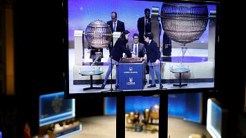 Las ni�as del colegio de San Ildefonso empiezan a cantar la primera tabla del Sorteo de Navidad de 2019