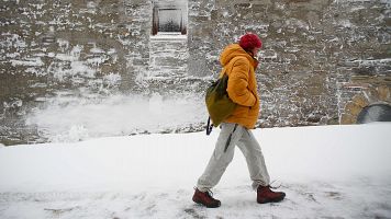 Persona pasea en la nieve en Galicia