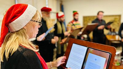 Trece intrpretes del Coro RTVE interpretan villancicos para los ancianos de la residencia Ballesol, en Pozuelo