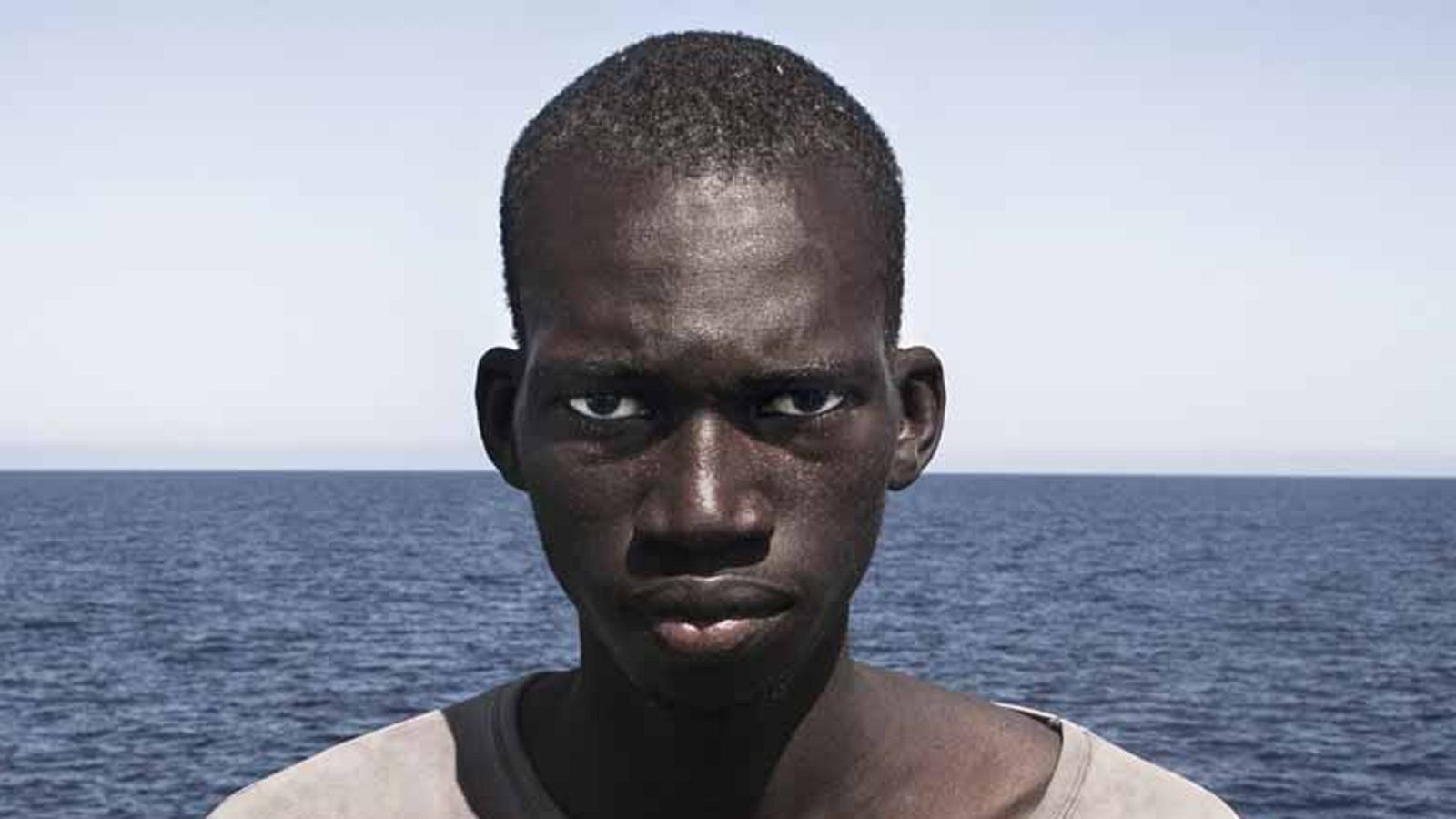 El fotógrafo español César Dezfuli, premio de la National Portrait Gallery con 'Inmigrante rescatado' | Ver