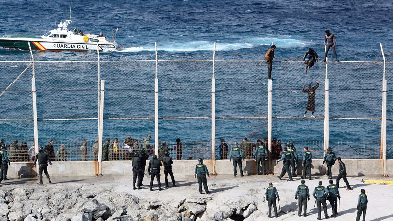 Unos 300 inmigrantes intentan saltar la valla fronteriza de Ceuta