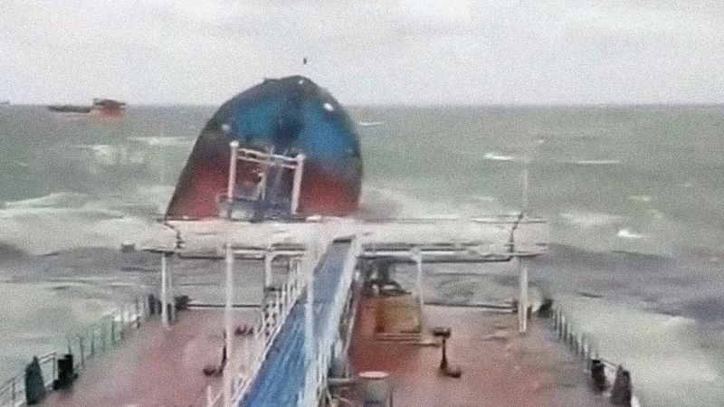 Un vertido amenaza la península de Crimea tras el accidente de dos petroleros rusos en el mar Negro