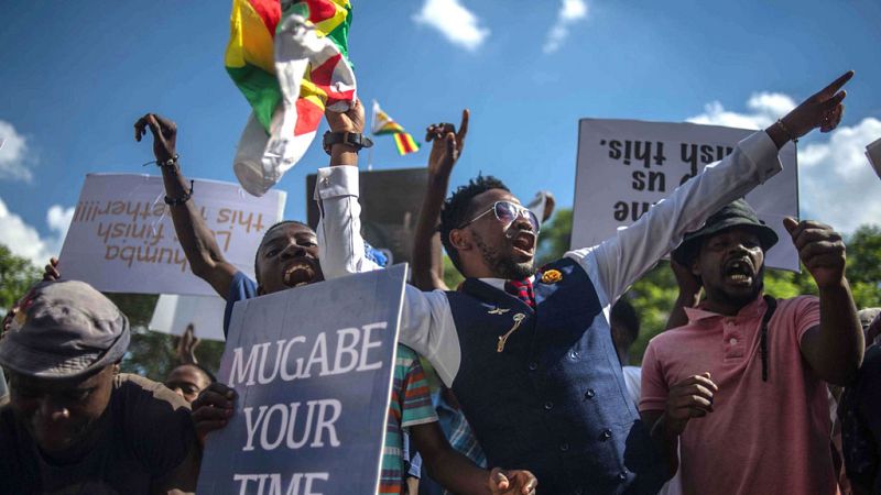 Las calles de Zimbabue reciben con euforia la dimisión de Mugabe