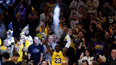 LeBron James deleita al pblico con su ritual prepartido