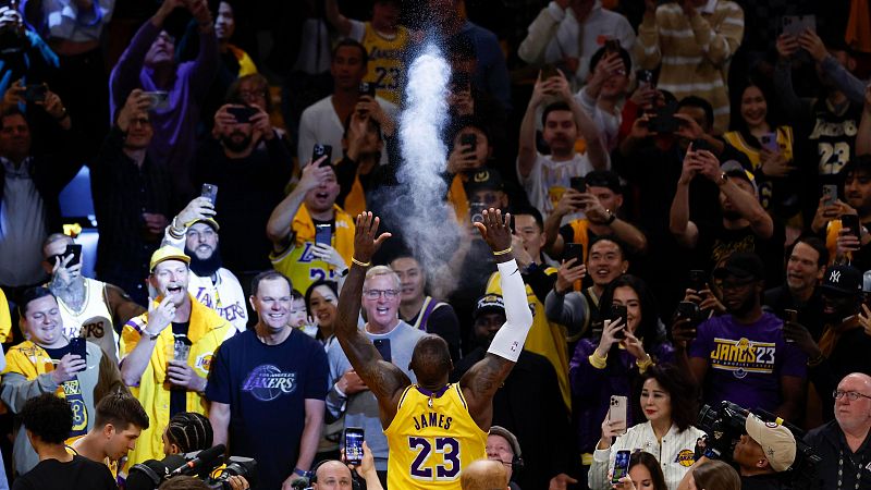 LeBron James deleita al pblico con su ritual prepartido