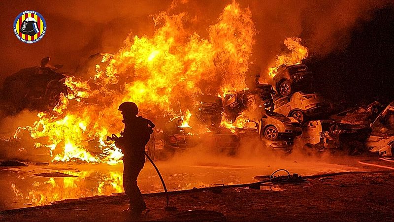 Un incendio en un solar de Catarroja destruye decenas de coches acumulados tras la dana