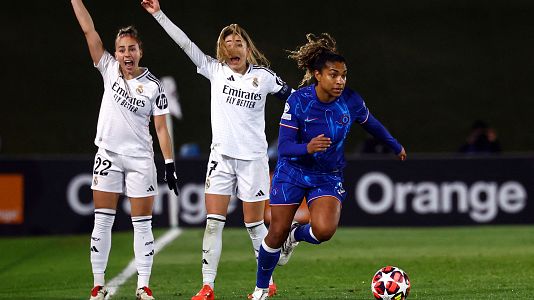 La jugadora del Chelsea Catarina Macario se lleva el baln ante Athenea del Castillo y Olga Carmona