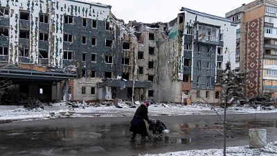 Una mujer pasa junto a un edificio daado por los bombardeos en Pokrovsk, en el este de Ucrania