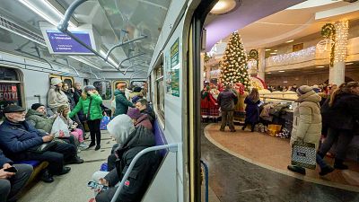 Celebracin de la Navidad en una estacin de metro de Jrkiv