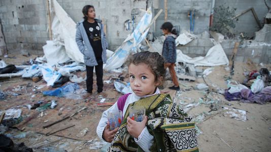 Nias palestinas en Jan Yunis, atacado por Israel