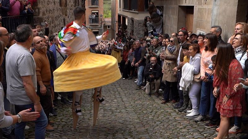 La danza de los zancos de Anguiano, un smbolo de destreza