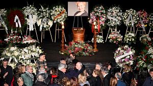 Marisa Paredes recibe el ltimo adis de amigos y compaeros en la capilla ardiente del Teatro Espaol