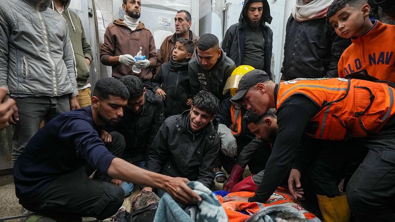 Palestinos lloran sobre los cuerpos de trabajadores de defensa civil vctimas de un bombardeo israel en el campo de Nuseirat, en el hospital Mrtires de al-Aqsa en en Deir al-Balah, en el centro de Gaza.