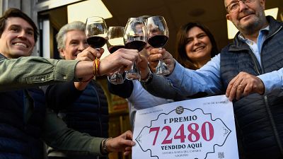 El 72.480, Gordo de la Lotera de Navidad 2024, riega de millones Logroo y un club de baloncesto en Madrid