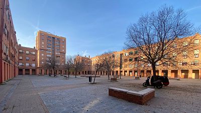 La plaza del Pozo del to Raimundo, en el corazn de Vallecas, alberga el primer banco de alimentos para bebs.