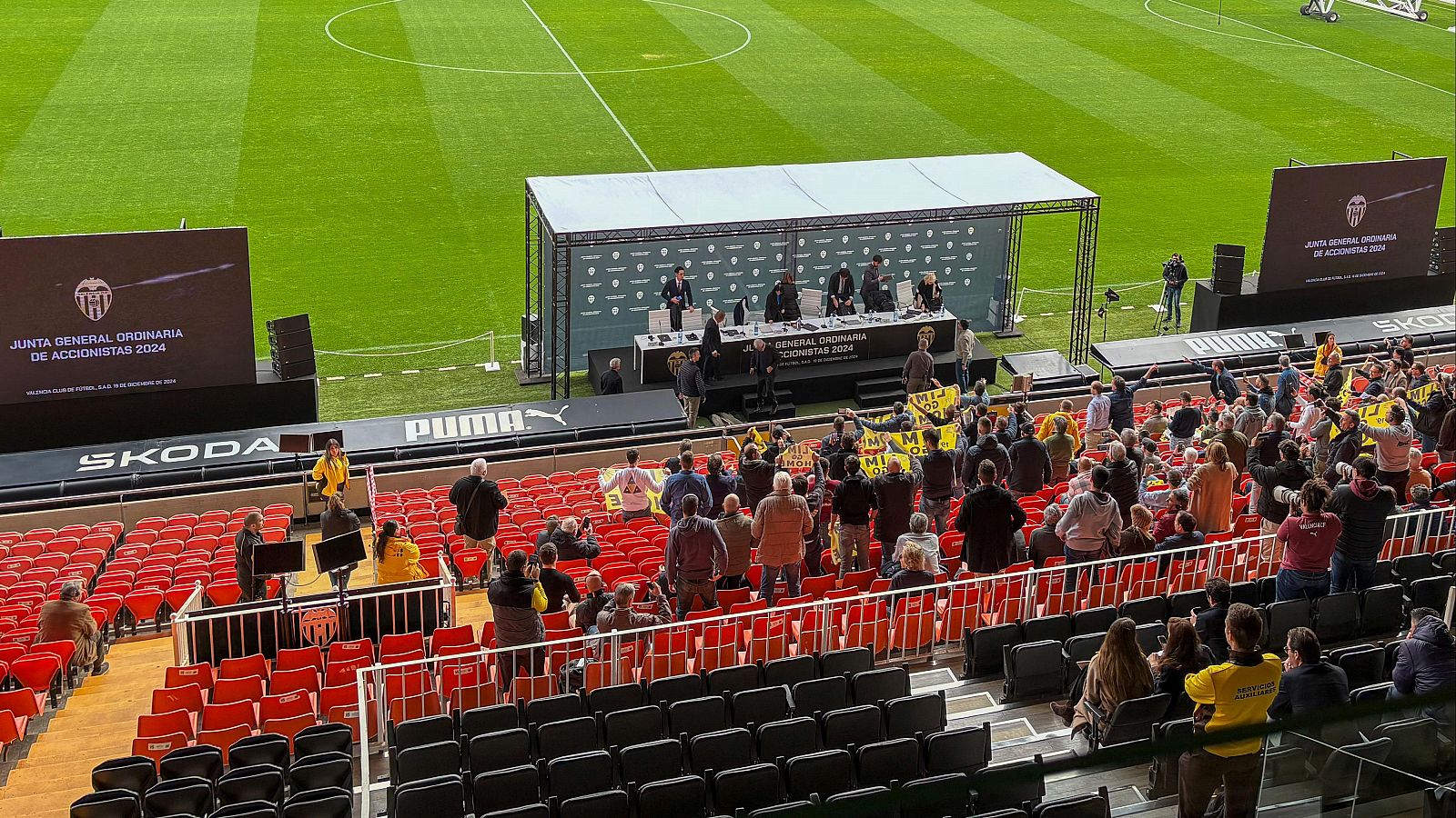 El Valencia suspende su Junta General Ordinaria a causa de las protestas contra la gestin del club