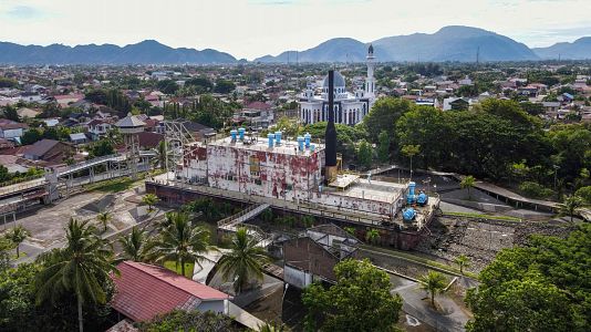 Apung 1, una barcaza generadora elctrica que fue arrastrada por el tsunami de 2004 y ahora es un sitio conmemorativo del suceso