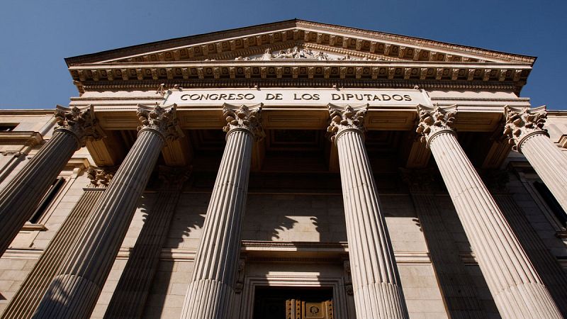 Entregan en el Congreso 218.600 firmas para ilegalizar la Fundación Franco y todas las que ensalcen su ideario