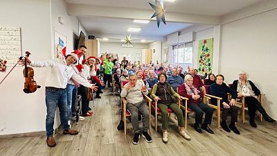 Voluntarios de la Orquesta RTVE ofrecen un recital a las personas mayores del centro de da Nueva Edad de ASISPA