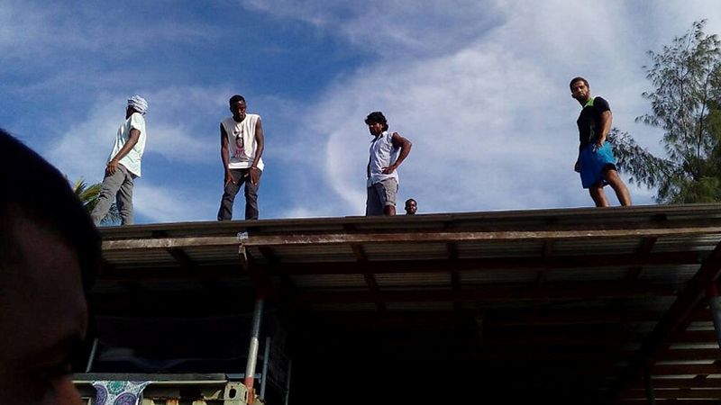 Desalojan por la fuerza un centro de detención para migrantes en Papúa Nueva Guinea