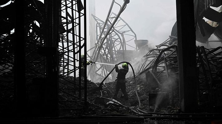 Rescatistas ucranianos trabajan en el lugar de un ataque con drones rusos en el distrito de Boryspil de la regin de Kiev