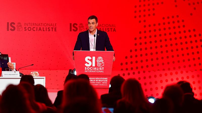 Sánchez acusa a la derecha de "comprar" el "discurso de odio" y llama a defender la democracia