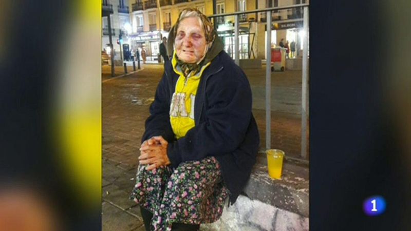 Varios individuos golpean brutalmente a una anciana de 84 años que dormía en la calle en Madrid